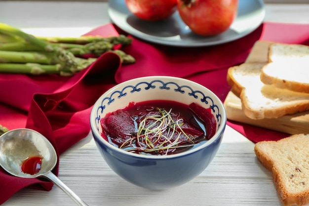 Köstliche Rübensuppe mit Weizenkeimen in Schüssel auf Küchentisch