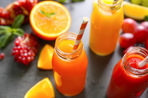 Köstliche Säfte in Flaschen und Obst auf dem Tisch