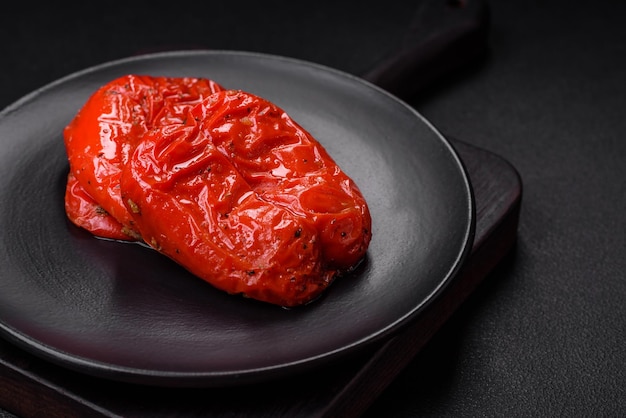 Köstliche saftige gegrillte Paprika mit Gewürzen und Kräutern