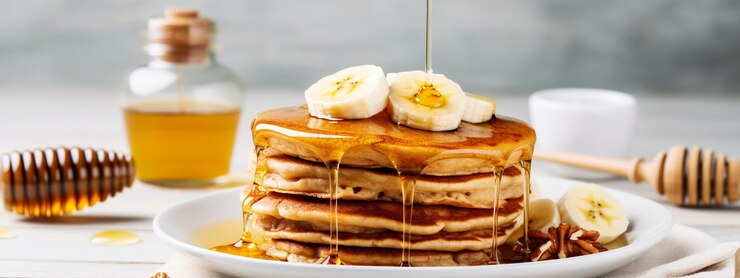 köstliche saftige Pfannkuchen mit Bananen zum Frühstück
