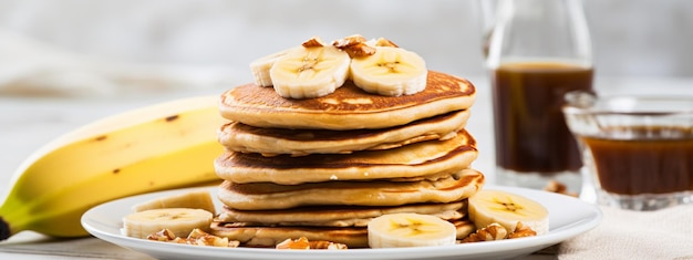 köstliche saftige Pfannkuchen mit Bananen zum Frühstück