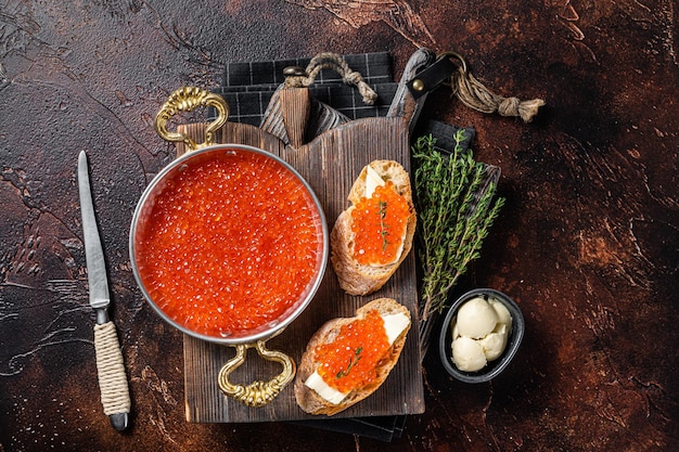 Köstliche Sandwiches mit Fisch Roter Kaviar auf Holzbrett Dunkler Hintergrund Ansicht von oben