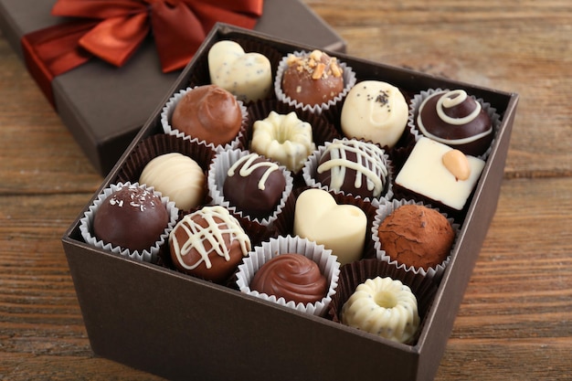 Köstliche Schokoladenbonbons in Geschenkbox auf dem Tisch, Nahaufnahme