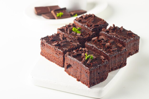 Köstliche Schokoladenbrownies mit Minze auf weißem Hintergrund Süßes Kuchenkonzept