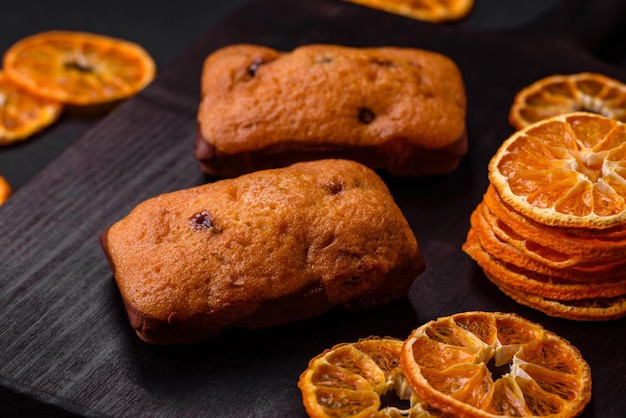 Köstliche Schokoladenmuffins und getrocknete runde Mandarinenscheiben