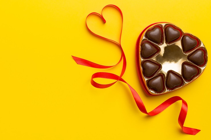 Foto köstliche schokoladenpralinen in roter schachtel für valentinstag herzförmige schachtel mit schokoladen, top-view mit kopierplatz.