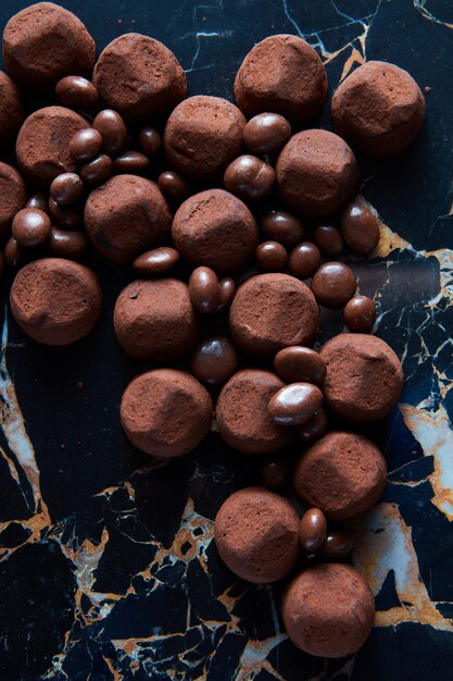 köstliche Schokoladentrüffel auf dunklem Marmorhintergrund