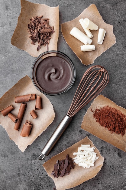 Foto köstliche schokoladenvielfalt auf rustikalem hintergrund