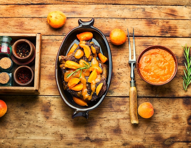 Köstliche Schweinerippchen in Aprikosensauce gebraten