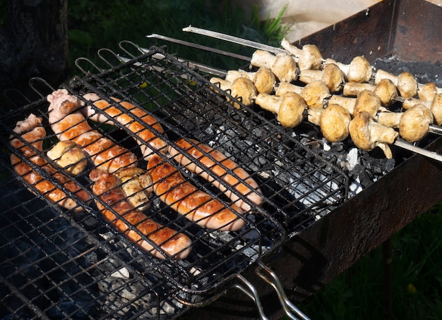 Köstliche Schweinswürste und gegrillte Pilze, Konzept