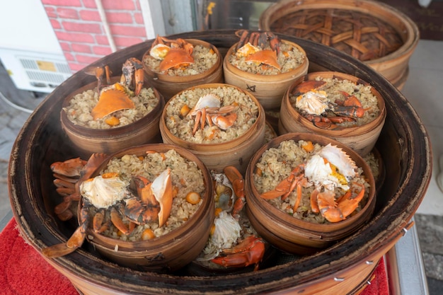 köstliche Seekrabbe, gedämpfter Reis in einem Dampfer