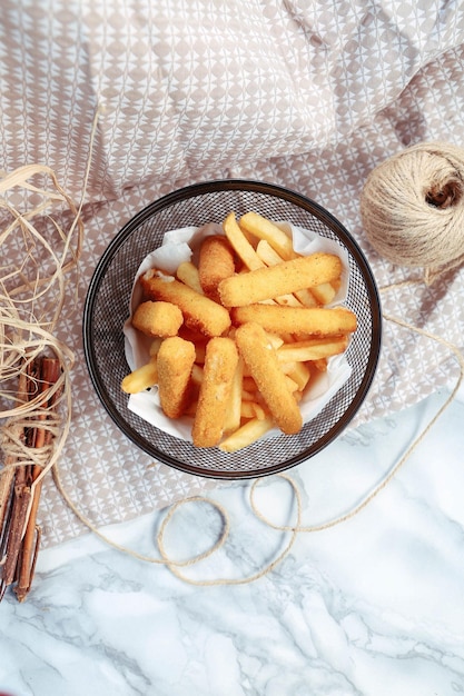 Köstliche Snackplatte Pommes Frites Zwiebelringe Frühlingsrollen oder Würstchen auf dem Tisch