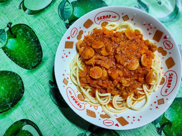 Foto köstliche spaghetti bolognese in einem weißen teller essfertig