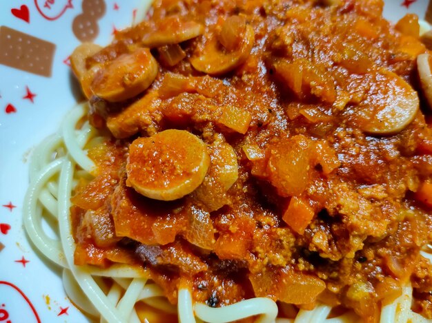 Köstliche Spaghetti Bolognese in einem weißen Teller essfertig