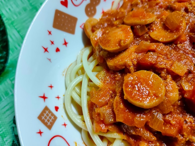 Köstliche Spaghetti Bolognese in einem weißen Teller essfertig