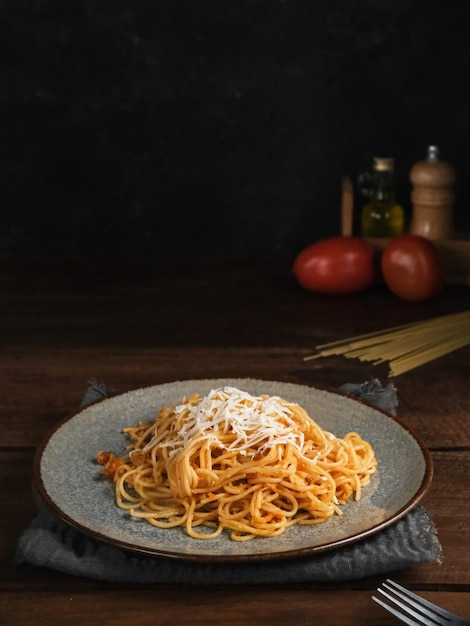 Köstliche Spaghetti Bolognese serviert auf einem Teller mit verschwommenem und dunklem Hintergrund Ausgewählter Fokus