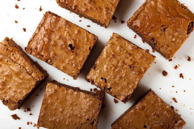 Köstliche Stücke von frischem Brownie auf weißem Hintergrund Schokoladenkuchen