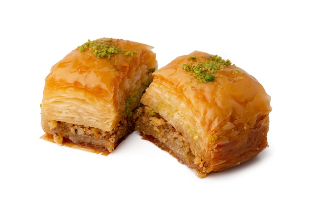 Köstliche süße Baklava isoliert auf weißem Hintergrund, Nahaufnahme