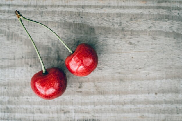 Köstliche Süßkirsche Nahaufnahme auf der Holztischansicht, Sommerfrüchte mit hohem Vitamin- und Antioxidantiengehalt