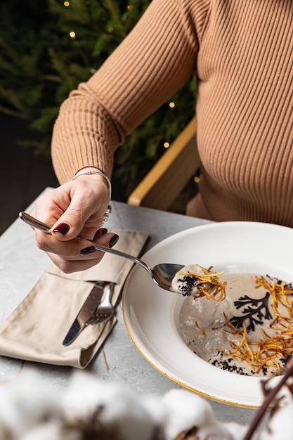 köstliche Suppe zubereitet im Restaurant