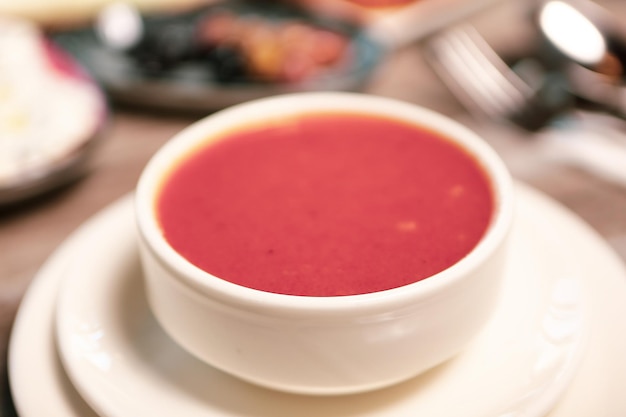Foto köstliche suppen-gemüse-suppenschüssel