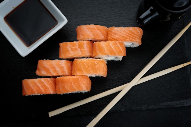 Köstliche Sushi-Rolle mit Lachs-Frischkäse und Gurke