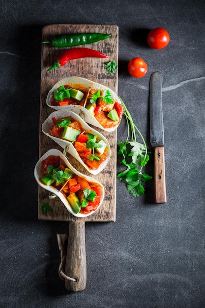 Köstliche Tacos mit Avocado-Limette und Tomatensauce