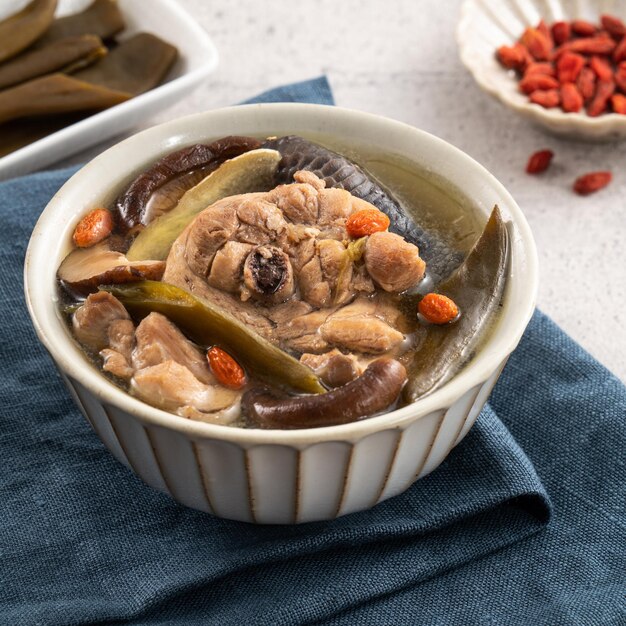 Köstliche taiwanesische geschälte Hühnersuppe mit grünem Chili, Pilzen und Goji-Beeren