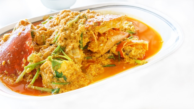 Köstliche thailändische angebratene Krabbe mit Currypulver auf Platte