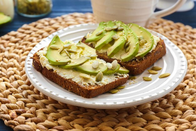 Foto köstliche toast mit avocado und kürbissamen auf dem teller