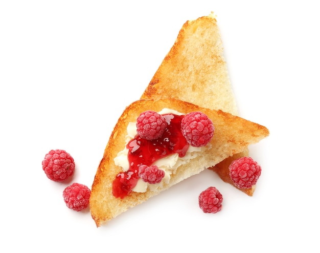 Köstliche Toasts mit Butter und Himbeeren isoliert