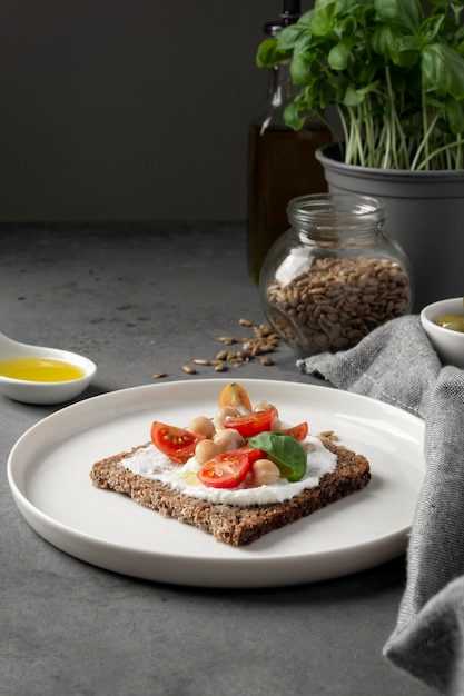 Köstliche Toastscheibe mit Kirschtomaten auf Teller