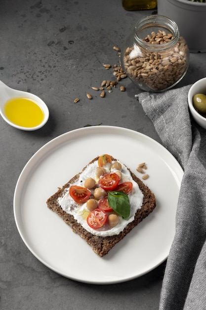 Foto köstliche toastscheibe mit kirschtomaten hoher ansicht