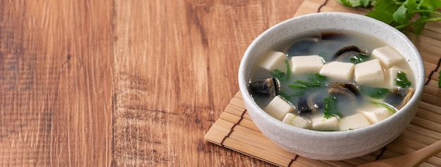 Köstliche Tofu- und Jahrhunderteiersuppe mit Koriander