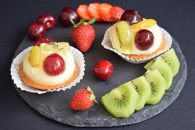 Köstliche Torte mit frischen Früchten der Saison