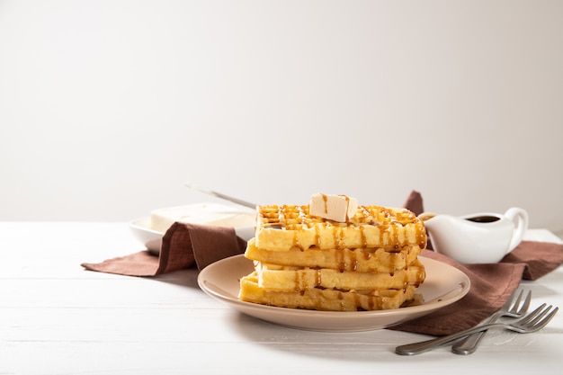 Köstliche traditionelle belgische Waffeln mit Karamell und einer Scheibe Butter