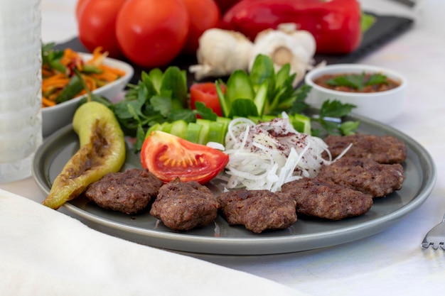 Köstliche türkische traditionelle Kebab-Fleischbällchen auf weißem Teller Türkisches Essen Kofte oder Kofta-Fleischbällchen