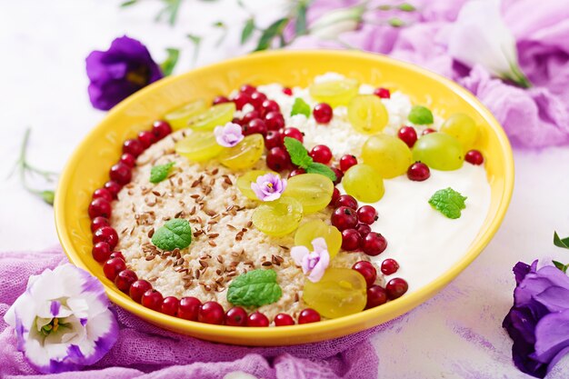 Köstliche und gesunde Haferflocken mit Trauben, Joghurt und Quark. Gesundes Frühstück.