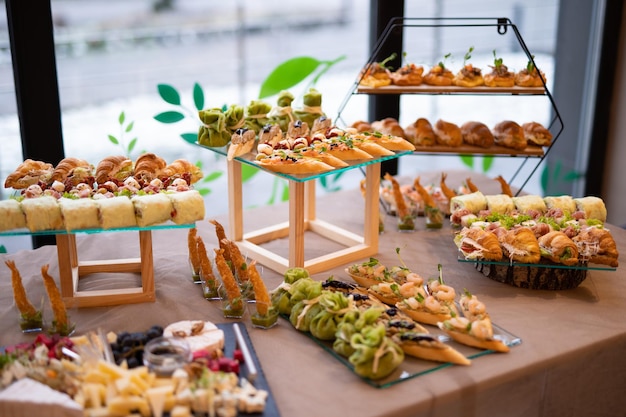 Köstliche Urlaubssnacks auf dem Tisch, das Essen ist Gourmet