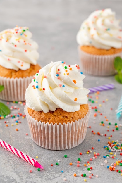 Köstliche Vanille-Cupcakes mit Frischkäse und Kandiszucker Dessert zum Geburtstag selektiver Fokus