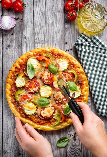 Köstliche vegetarische Pizza auf einem rustikalen Hintergrund