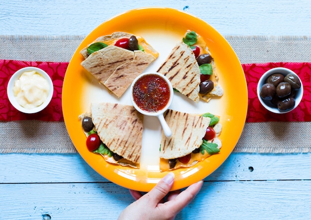 Köstliche vegetarische Quesadillas mit Tomaten, Oliven, Saïad und Cheddar