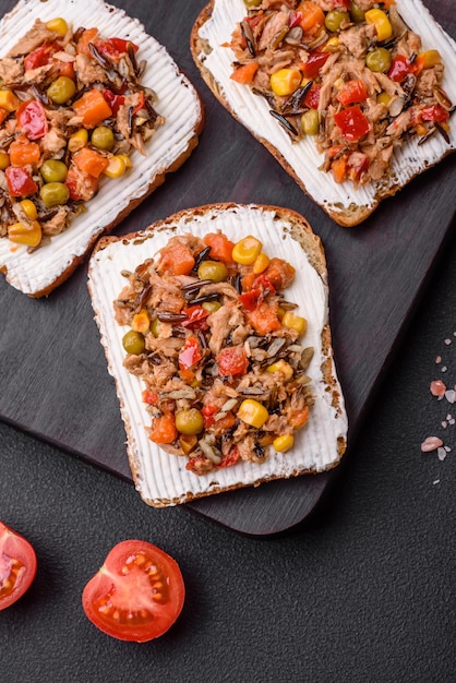 Köstliche vegetarische Sandwiches mit Thunfischkonserven und mexikanischer Mischung