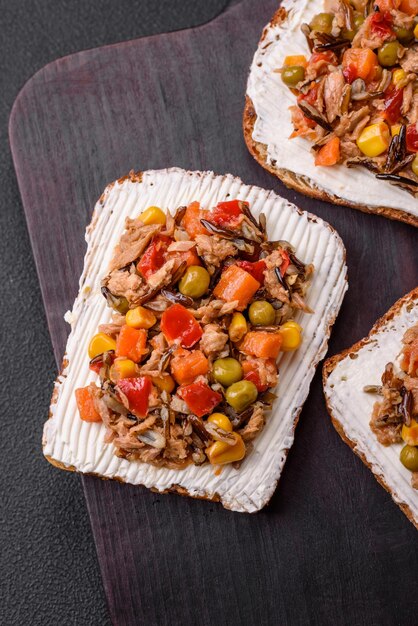 Köstliche vegetarische Sandwiches mit Thunfischkonserven und mexikanischer Mischung