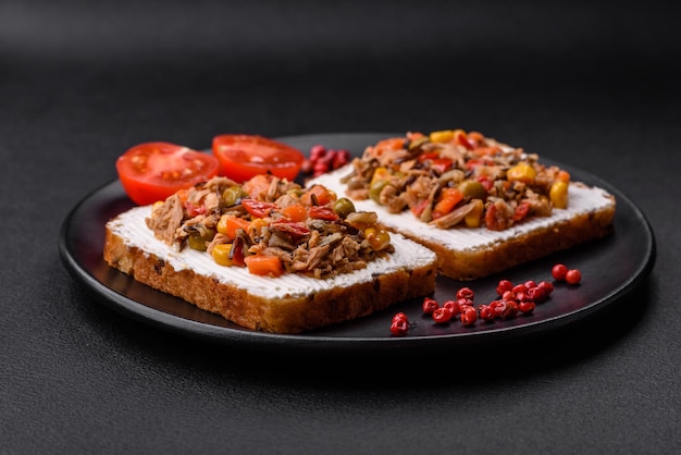 Köstliche vegetarische Sandwiches mit Thunfischkonserven und mexikanischer Mischung