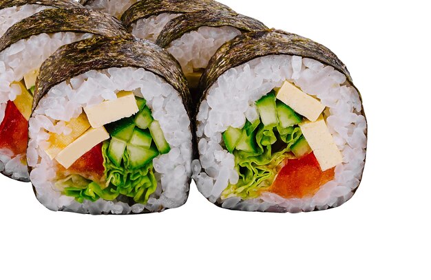 Köstliche vegetarische Sushi-Rollen mit Tofu und Gemüse auf weißem Hintergrund