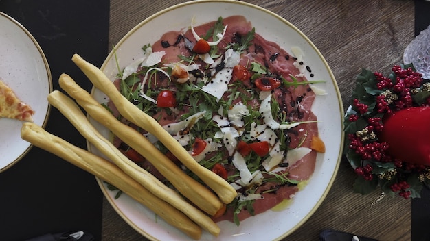 Köstliche Vorspeise im Restaurant mit Schinken?