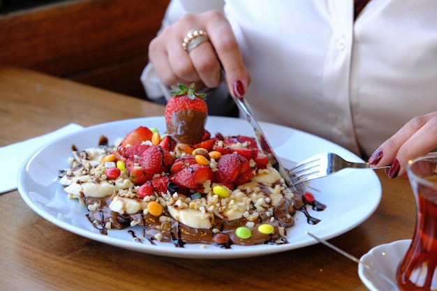 Köstliche Waffeln mit Schokoladensauce