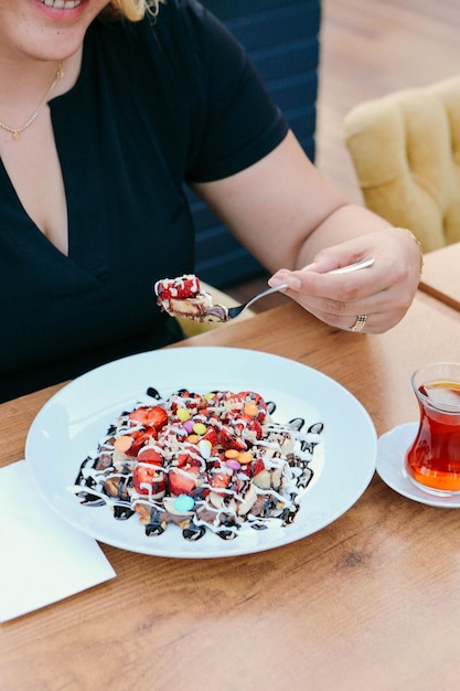 Köstliche Waffeln mit Schokoladensauce