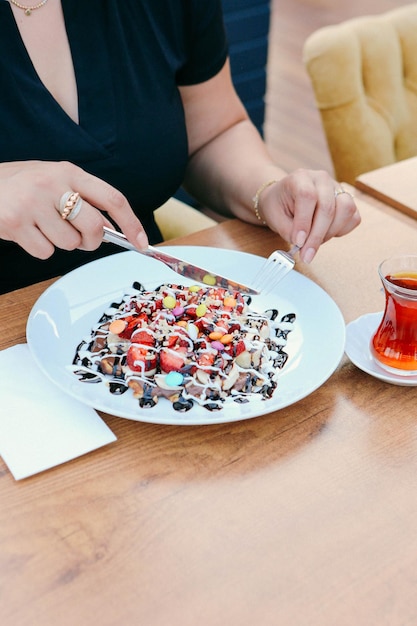 Köstliche Waffeln mit Schokoladensauce